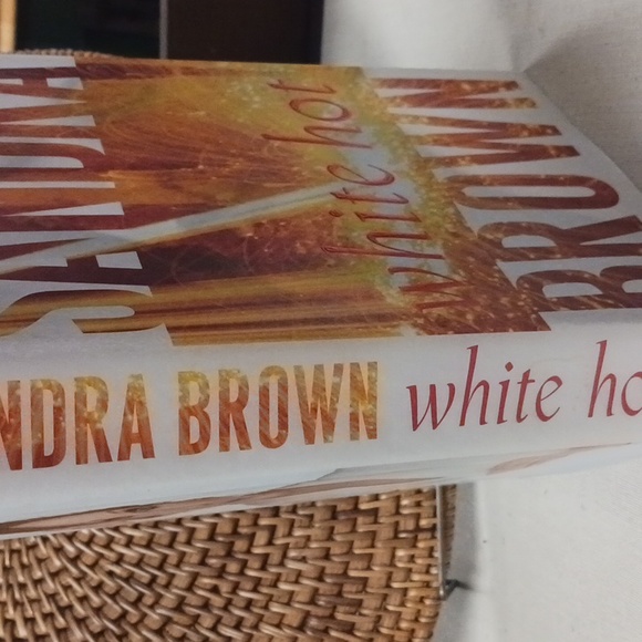 White Hot novel by Sandra Brown - Picture 2 of 4